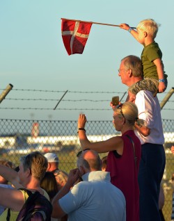 ISAF15_familien venter