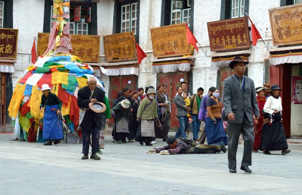 Tibetanere p vej rundt om Jokhang