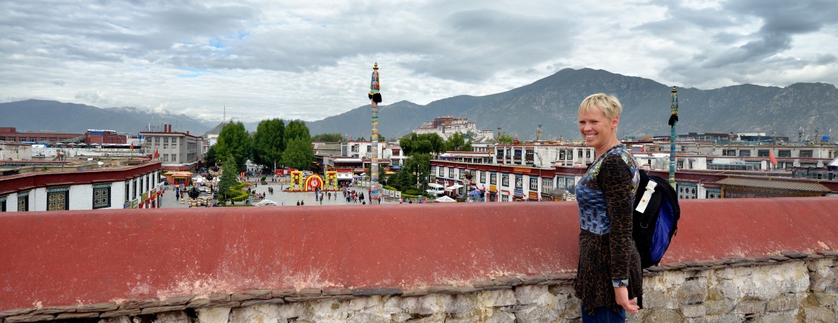 Karin p toppen af Jokhang Templet