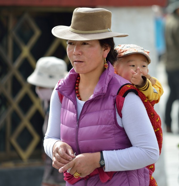 Ung Tibetaner med barn