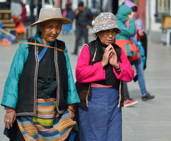 To kvinder gr rundt om tempel