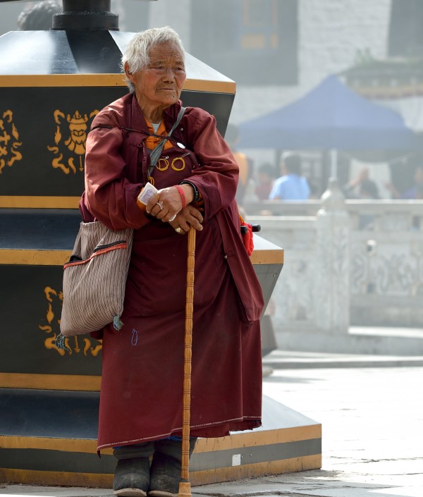 ldre kvinde ved Jokhang templet