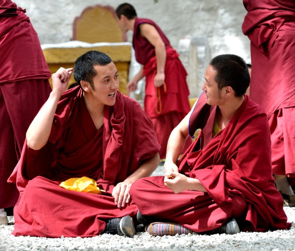 Munke i Sera klosteret som afholder debat