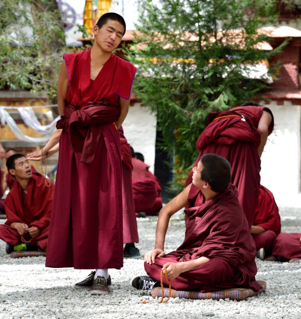 Munke i Sera klosteret som afholder debat