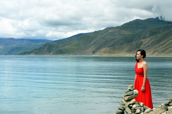 Yamdrok lake for wedding pictures