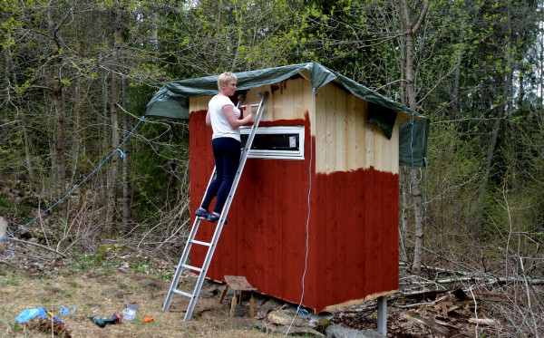 Karin er igang med at male