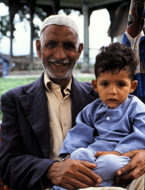Inder fra Srinagar med banebarn